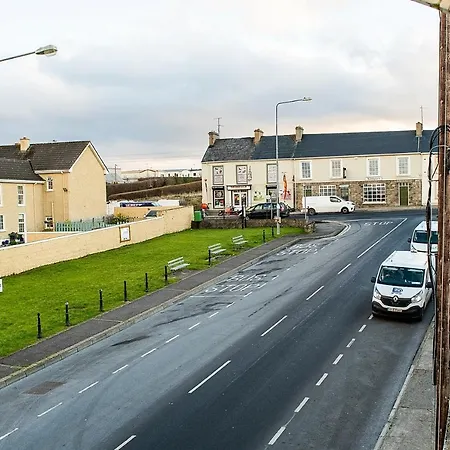 Apartment In The Heart Of - Beautiful, Spacious And Modern Two Bedroom *