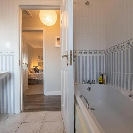 In The Heart Of - Beautiful, Spacious And Modern Two Bedroom * Bundoran