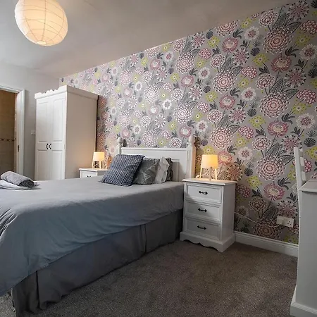 In The Heart Of - Beautiful, Spacious And Modern Two Bedroom *