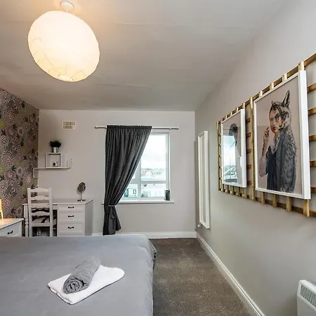 In The Heart Of - Beautiful, Spacious And Modern Two Bedroom