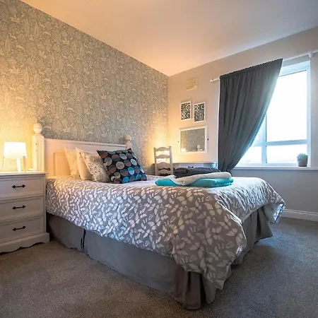 In The Heart Of - Beautiful, Spacious And Modern Two Bedroom *
